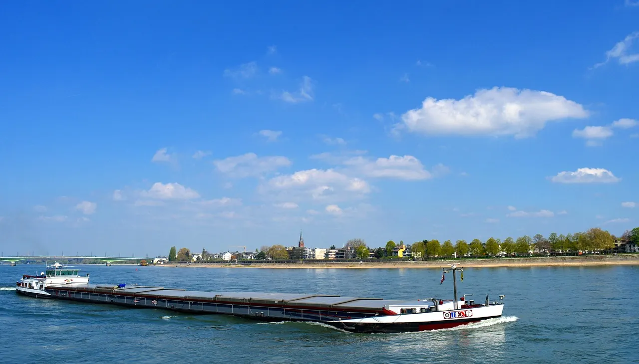 Fotografie de arhivă: barje și nave blocate pe fluviu