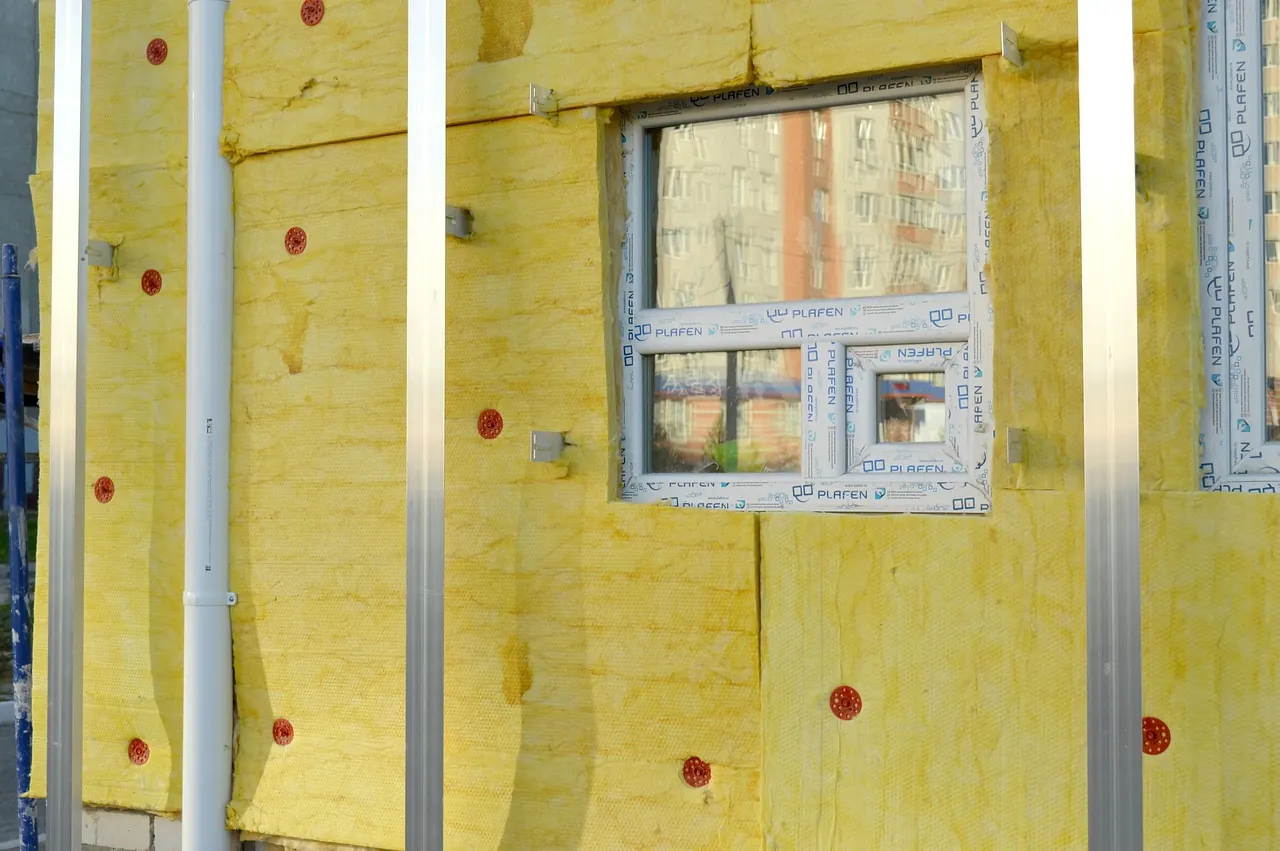 Fotografie de arhivă: lucrări de izolare termică la bloc
