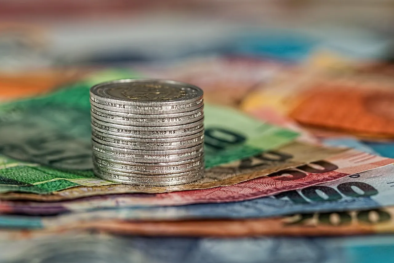 Fotografie de arhivă: coins and banknotes