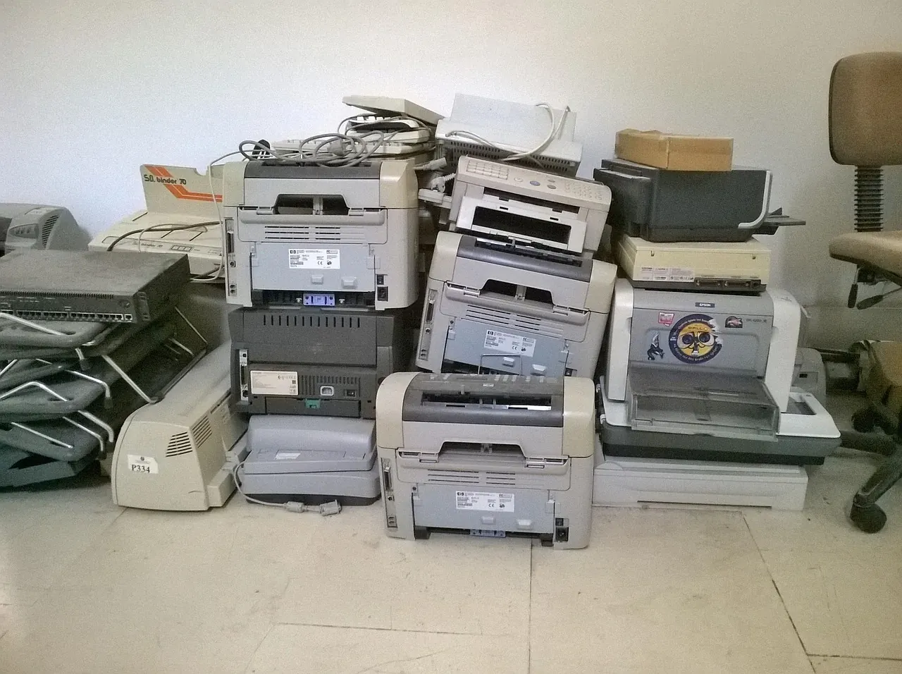 Fotografie de arhivă: imprimantă de birou blocată cu hârtie