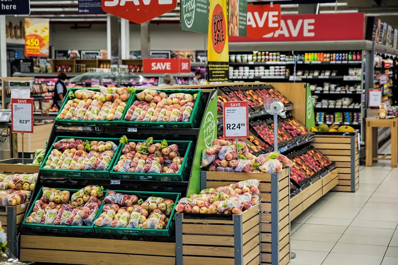 Fotografie de arhivă: rafturi cu produse într-un supermarket