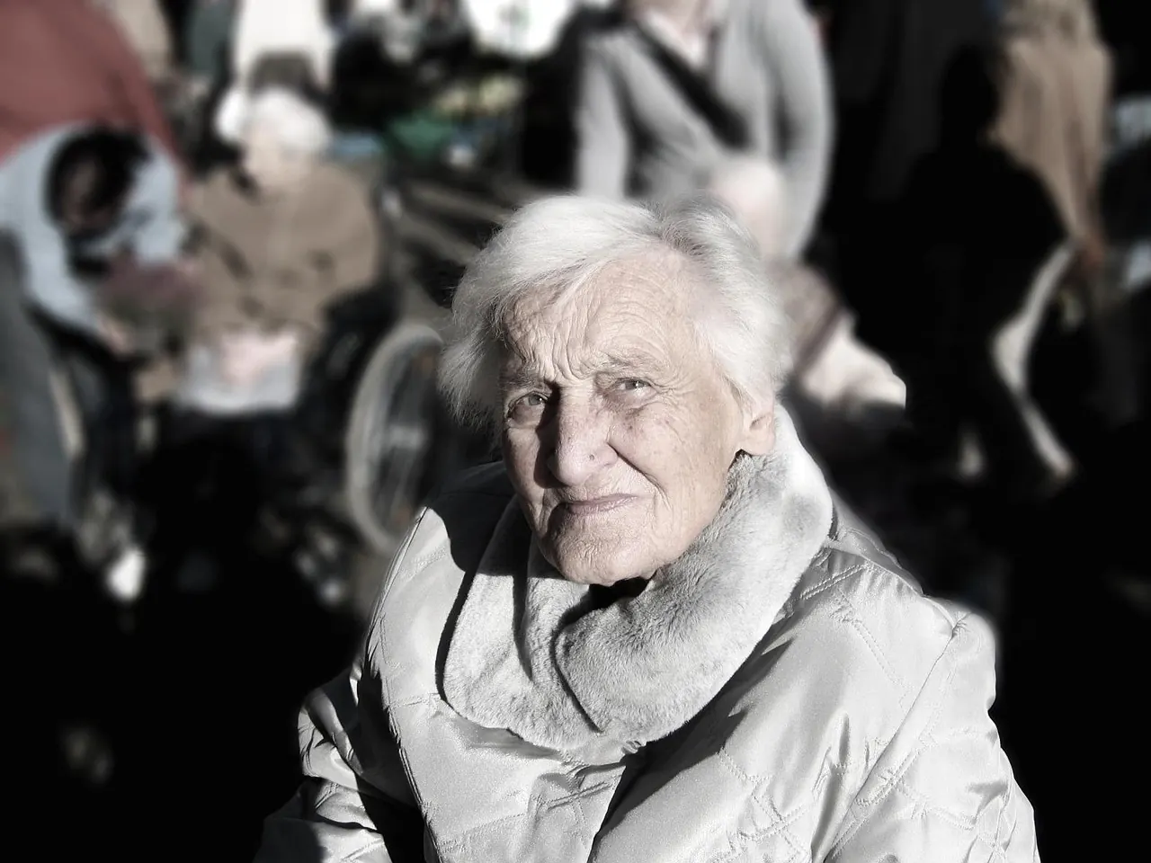 Fotografie de arhivă: femeie în vârstă privind cu încăpățânare