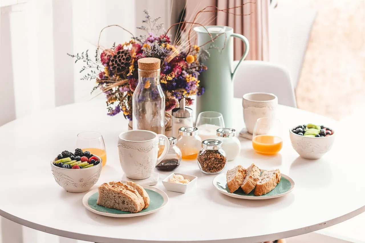 Fotografie de arhivă: masă plină cu mâncare de brunch