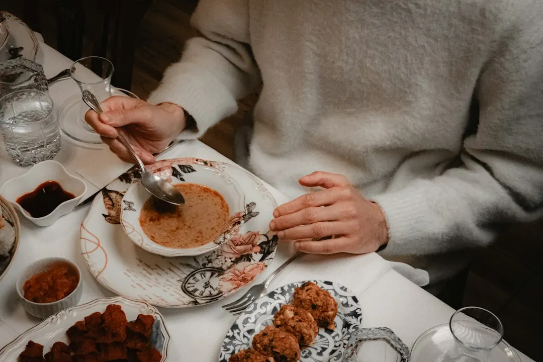 Fotografie de arhivă: persoană care mănâncă supă cu lingura