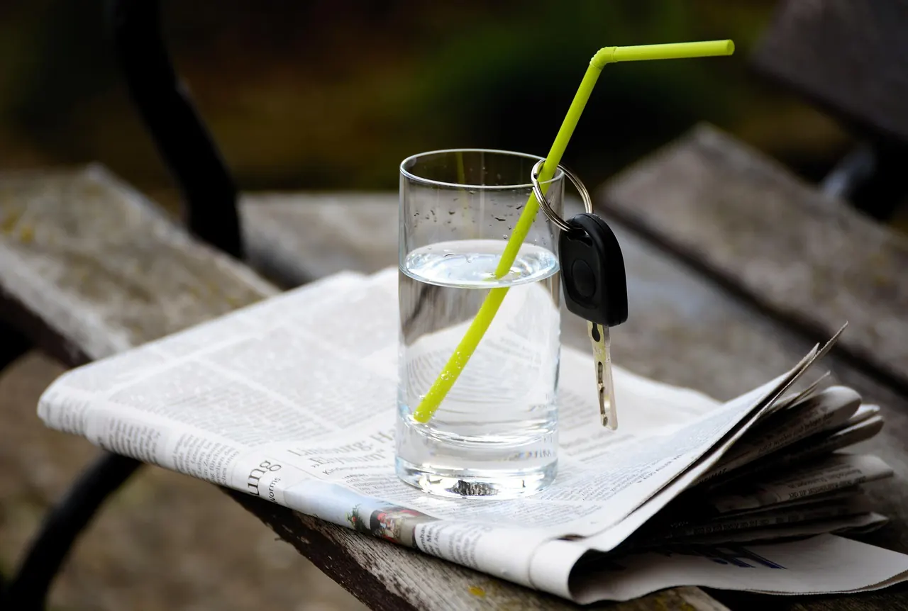 Fotografie de arhivă: chei de mașină lângă un pahar de alcool