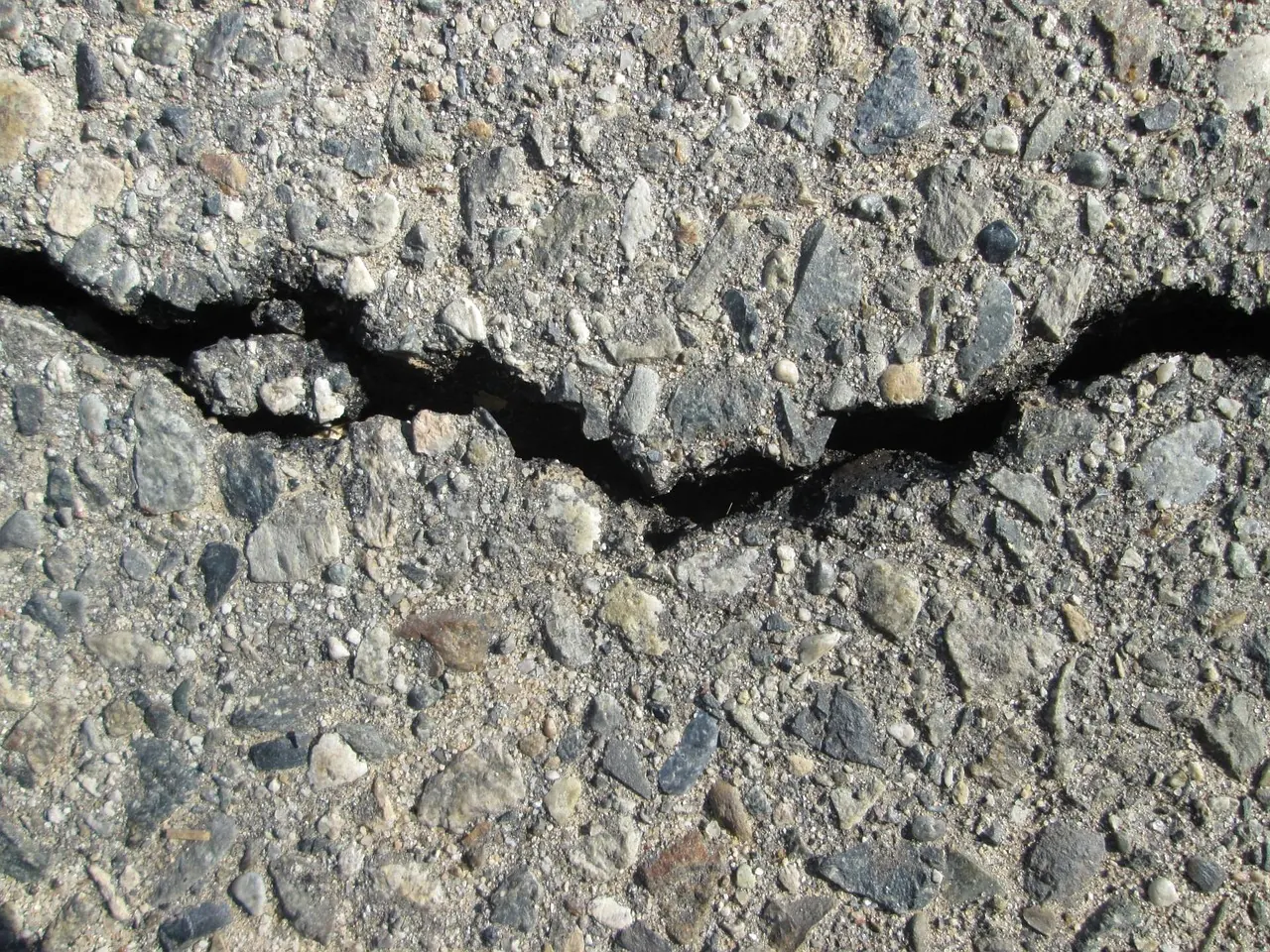Fotografie de arhivă: drum de asfalt deteriorat cu gropi