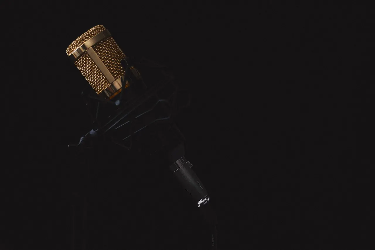 Fotografie de arhivă: microfon de podcast într-un studio
