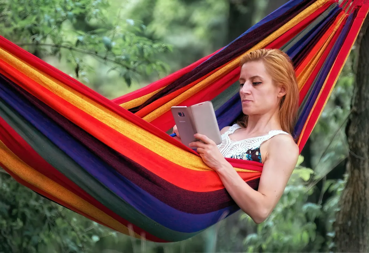 Fotografie de arhivă: telefon inteligent odihnindu-se în hamac