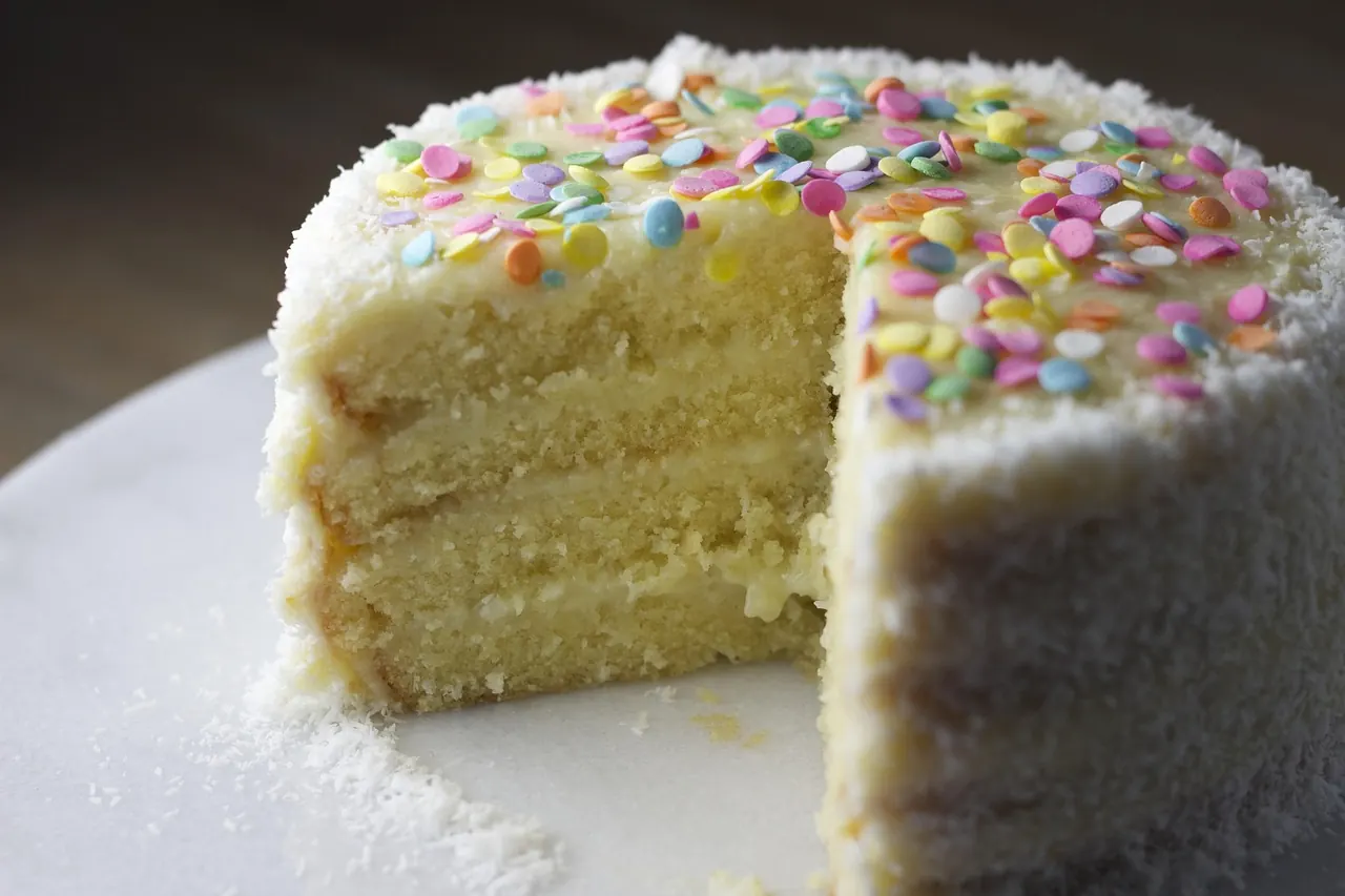 Fotografie de arhivă: o felie de tort aniversar pe farfurie