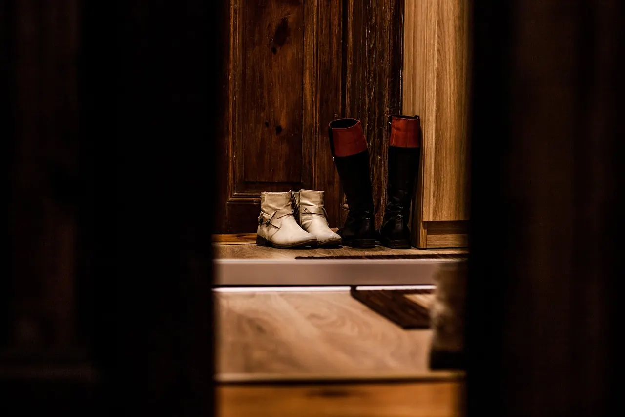 Fotografie de arhivă: ușa unui apartament pe hol