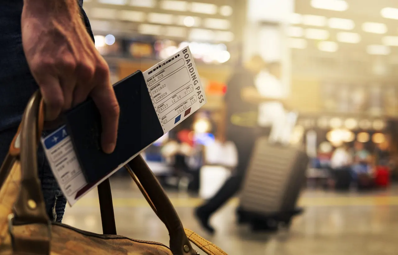 Fotografie de arhivă: ecran cu zboruri anulate în aeroport